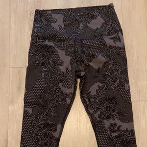 Nike floral black workout pants. 7/8 length, medium. Good condition!
